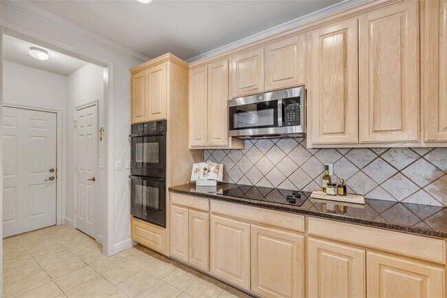 Building Photo - 5511 Oakwood Cove