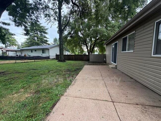 Building Photo - 2450 Jenkee Dr