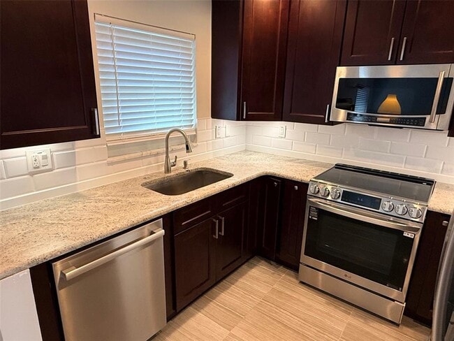 Building Photo - 2802 Pass a Grille Way