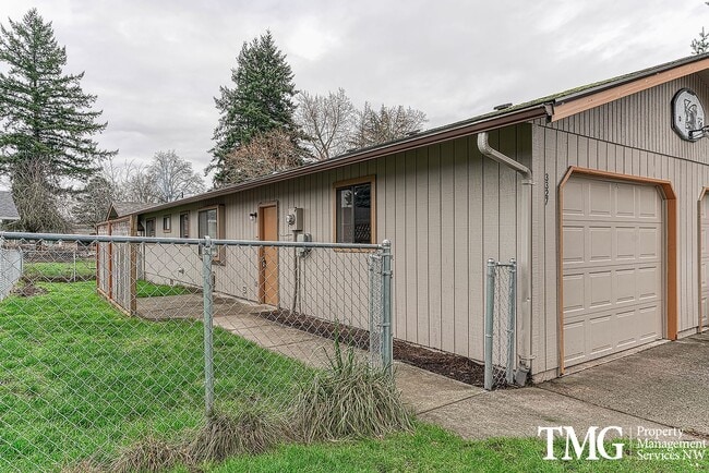 Building Photo - Classical Cute Duplex w/ 2 Bed 1 Bath in Washougal!