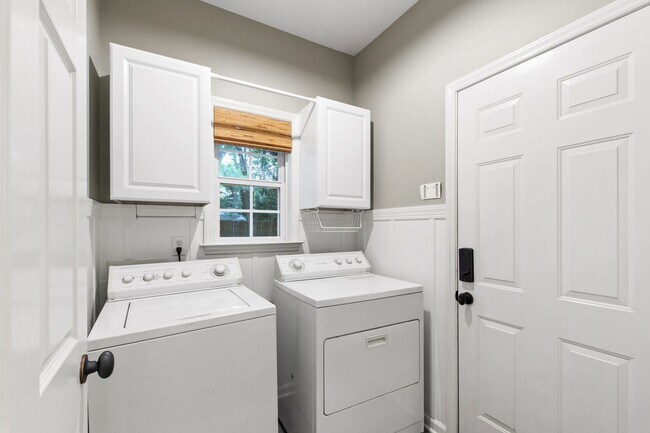 Building Photo - Charming 4-Bedroom with Backyard Retreat i...
