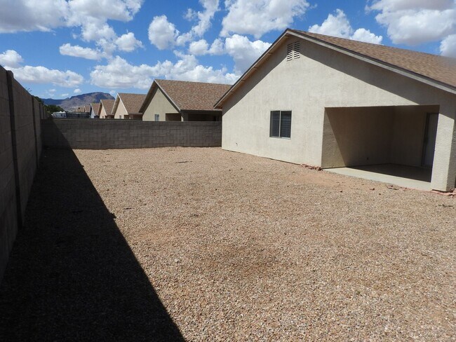 Building Photo - 3 Bedroom with large yard