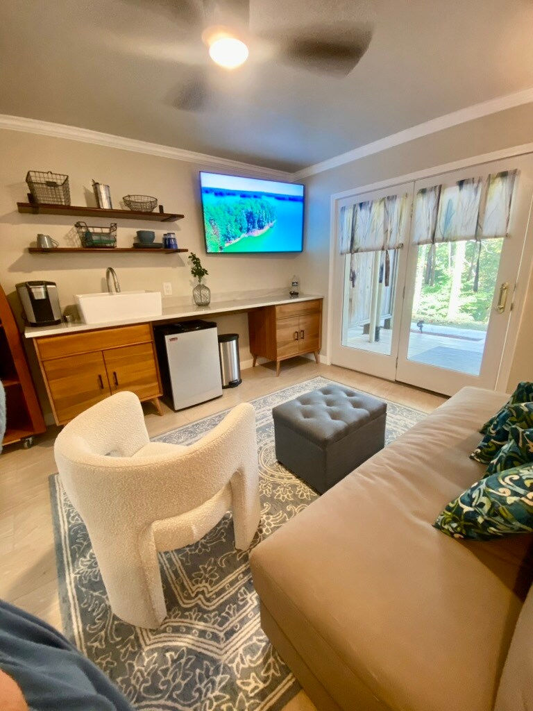 Building Photo - 2109 Pine Tree Dr