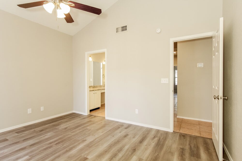 Building Photo - 876 N Terrace Rd