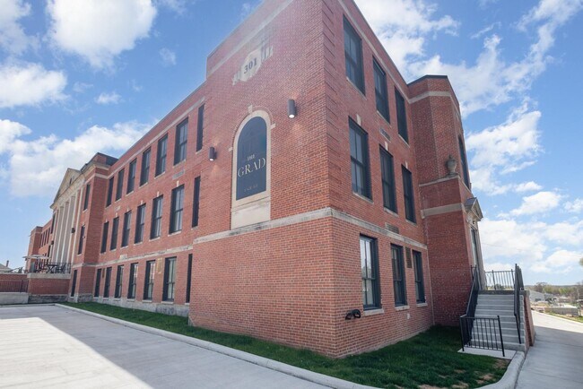 Building Photo - 301 N Mulberry St