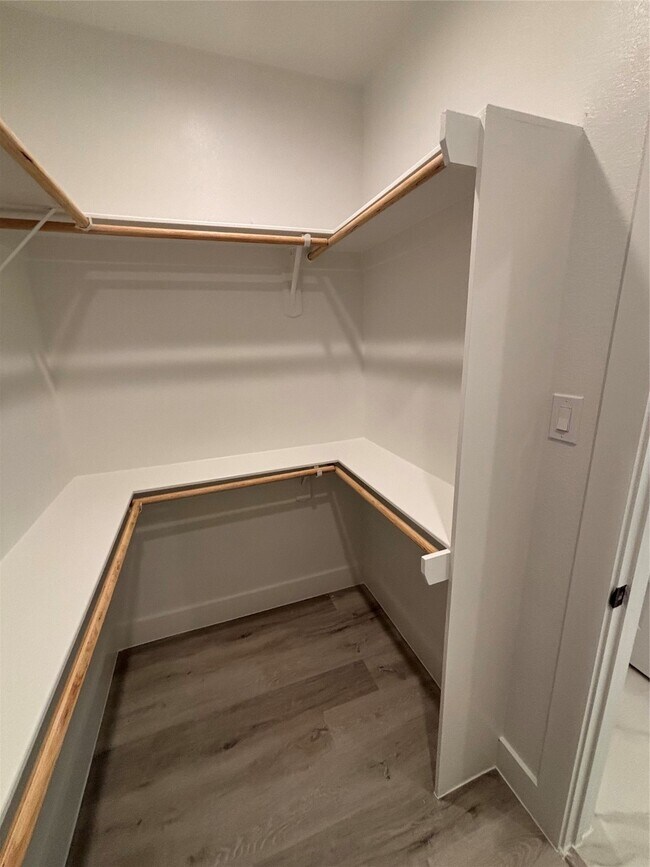 Building Photo - 108 E 44th St