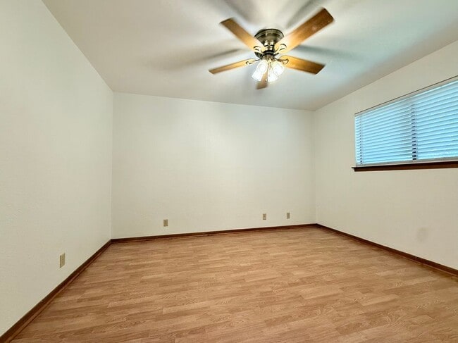 Building Photo - 3900 Knollwood Dr