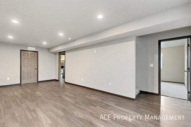 Building Photo - 513 Pride Ct