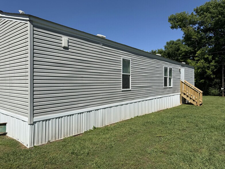 Building Photo - 2303 Highway 20