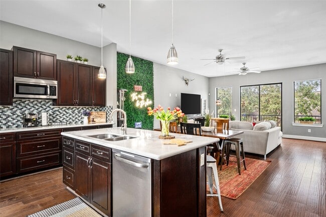 Building Photo - 2104 Webster St