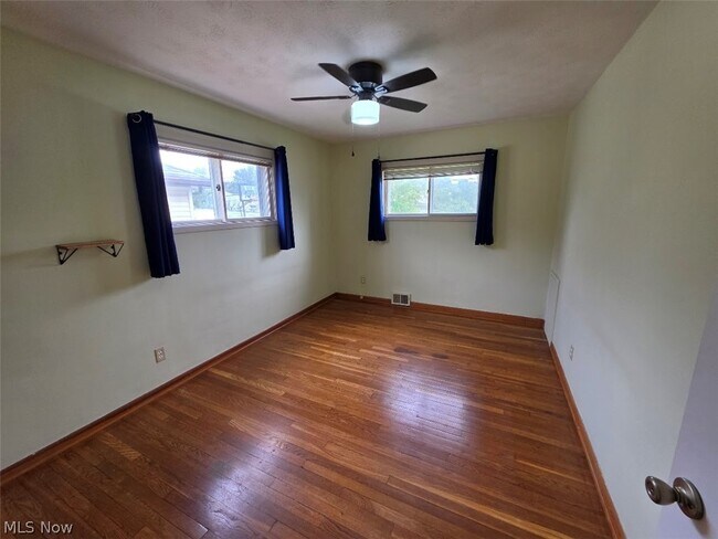 Building Photo - 1371 W Miner Rd