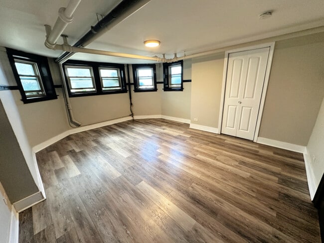 Building Photo - 2738 W Winnemac Ave