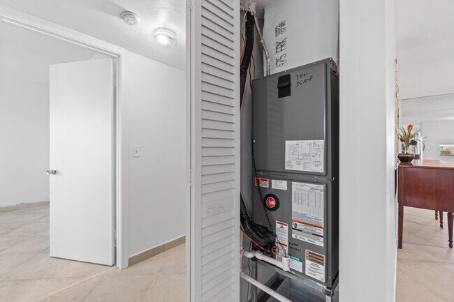 Building Photo - 2615 NE 1st Ct