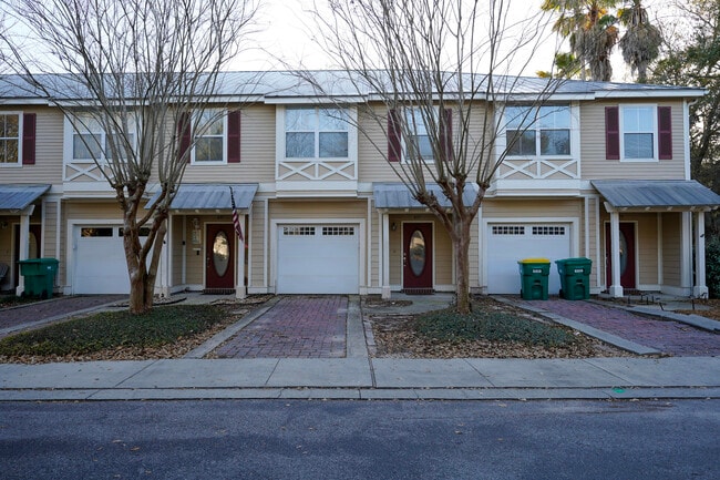 Primary Photo - 437 Twin Lakes Ln