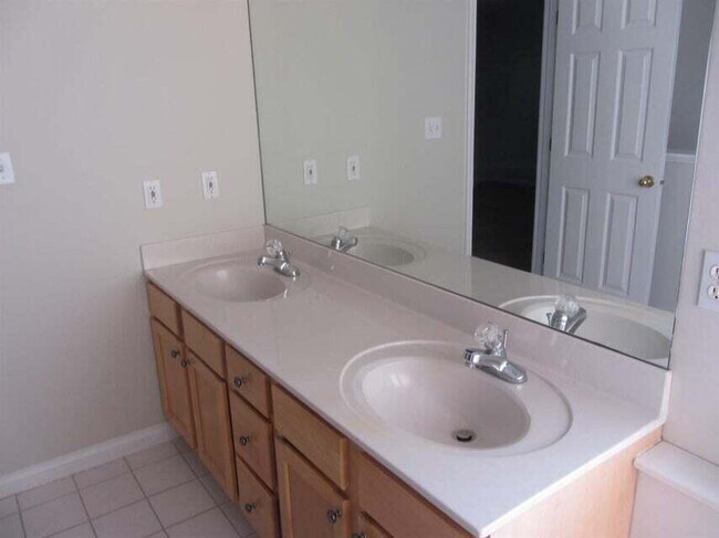 Building Photo - 537 Forest Hill Dr