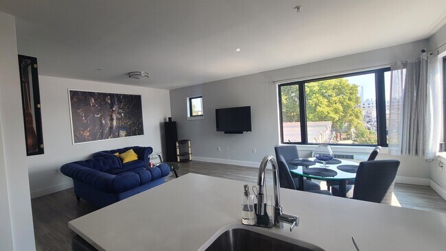 Building Photo - 5711 Washington St