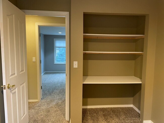 Building Photo - ? Beautifully Updated Home in a Peaceful, Highly Desirable Fisher’s Landing Community ?