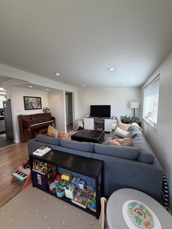 Building Photo - 872 Madsen Ln