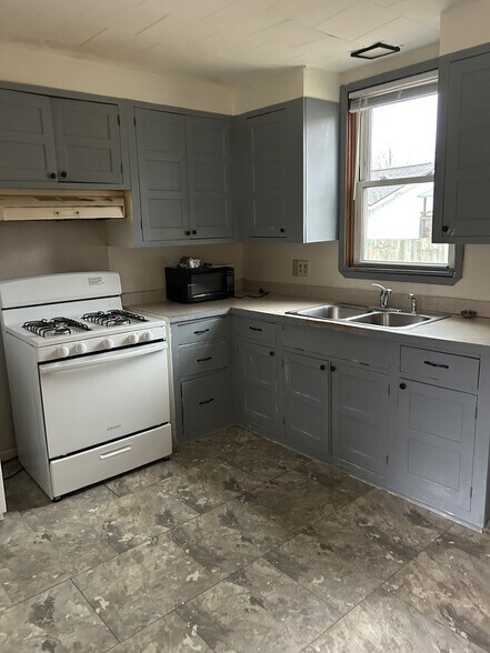 Building Photo - 701 9th Ave N