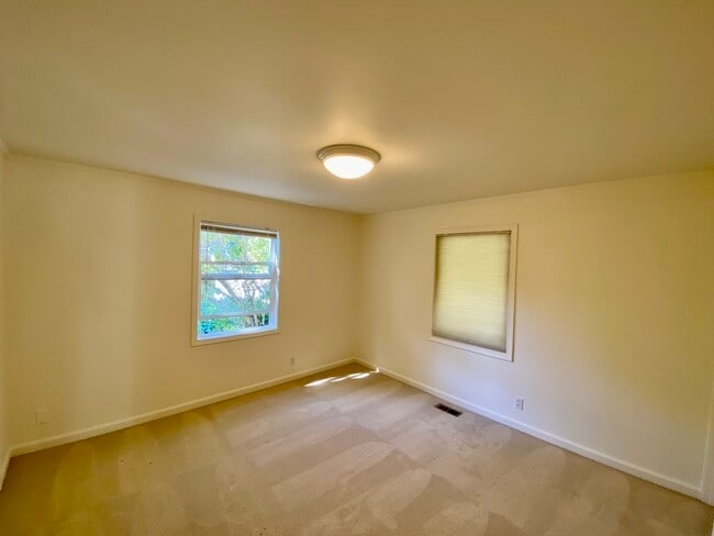 Building Photo - 4802 NE 45th St