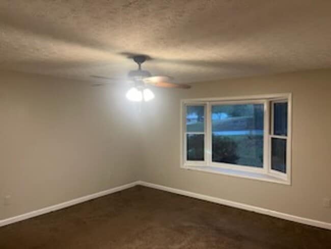 Building Photo - Tons of space and room to entertain!!