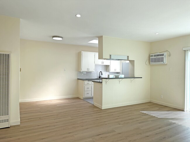 Building Photo - 2038 Holly Dr