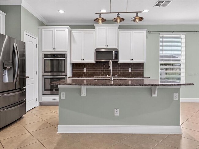 Building Photo - 2062 Redbay Ave
