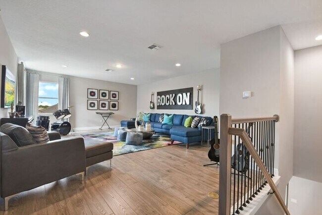 Building Photo - Luxurious 5/3.5 Stunning Home with a Generous Loft and a 2 Car Garage in the Highly Desired Hartw...