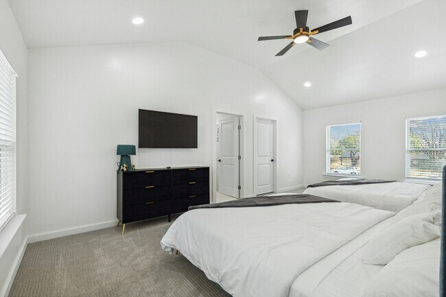 Building Photo - 3236 Golfing Green Pl