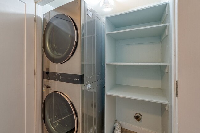 Building Photo - Beautifully Renovated 3 bedroom 2 bathroom Townhouse with A Chef Style Kitchen and Huge Backyard!