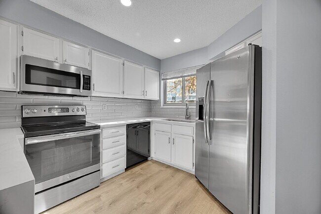 Building Photo - $2,400 - 2-Bed, 1.5-Bath Townhome in Lakewood Updated Throughout, With Garage + AC, Near Bear Cre...