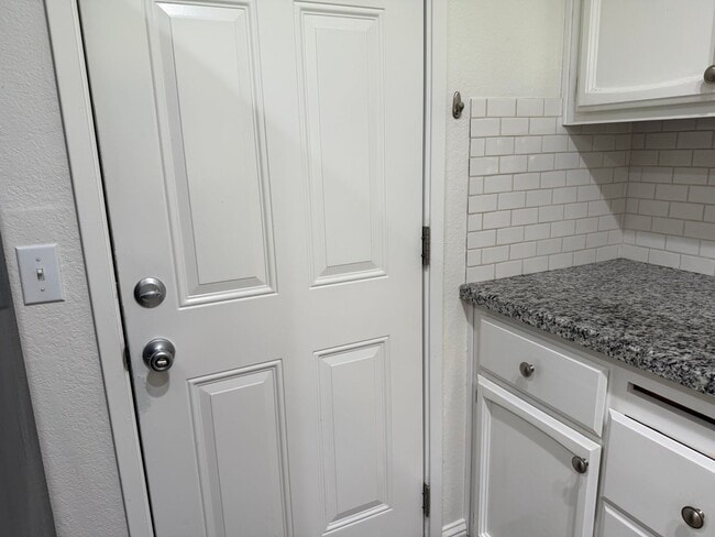 Building Photo - Gorgeous 2 bedroom 2 bath duplex in the trees