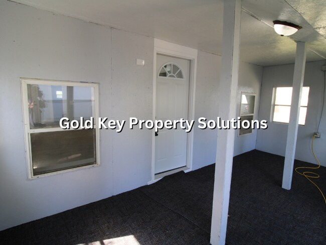 Building Photo - Nicely Updated 2 BR 1 BA House with New Fl...