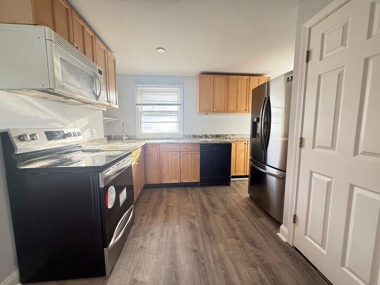 Building Photo - 43 May St