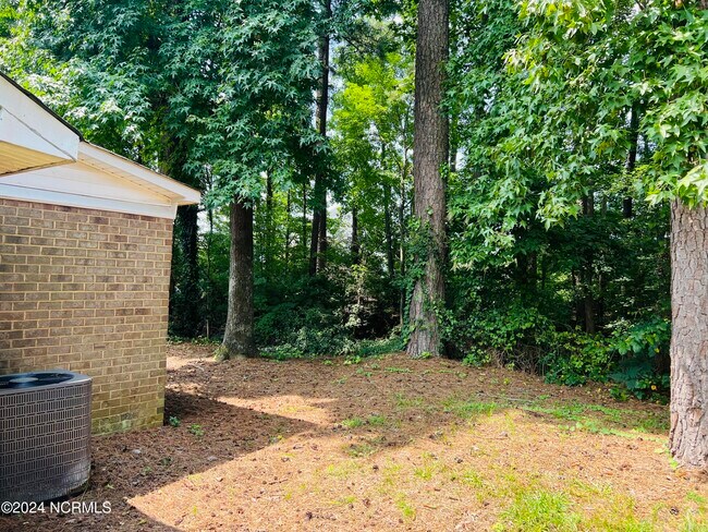 Building Photo - 1810 Summerhaven Dr