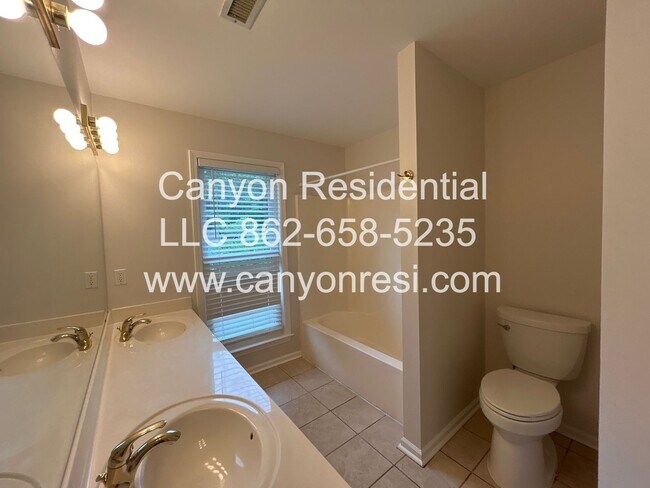 Building Photo - Beautiful 3 BR/3Bath in well sought after neighborhood !