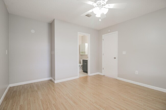 Building Photo - 5045 Mayflower St