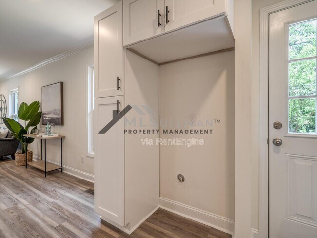 Building Photo - 1010 Cole St