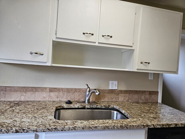 Building Photo - Top Floor Renovated 1 Bed/1 Bath Apartment in Victorian 4-Plex