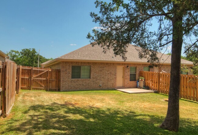 Building Photo - AUGUST 2026 Pre-Lease in Aggie Acres!