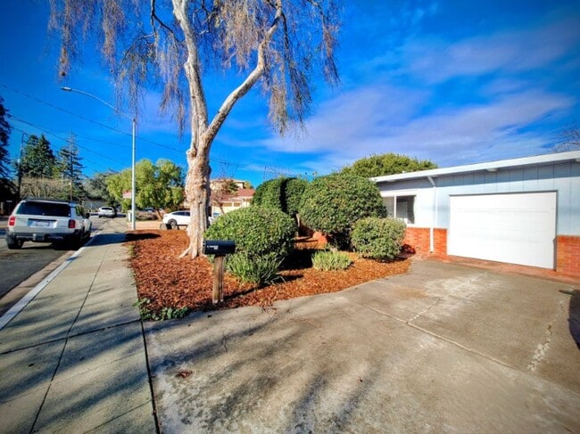 Building Photo - Cat Friendly 2bd Duplex w/Private Patio & Attached Garage