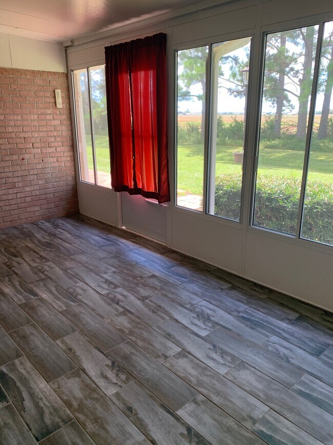 Building Photo - 9595 Villas Dr