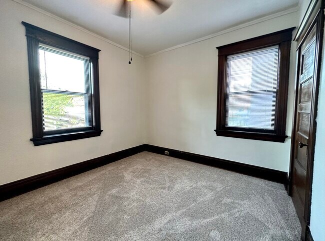 Building Photo - 735 Dover Pl