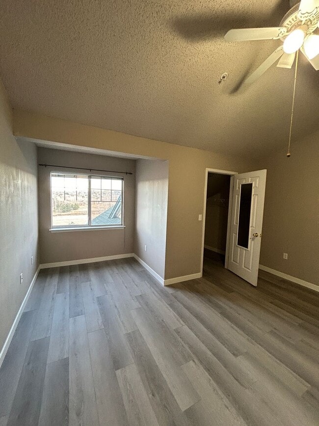 Building Photo - 2Br/2Ba Townhouse with Attached Garage