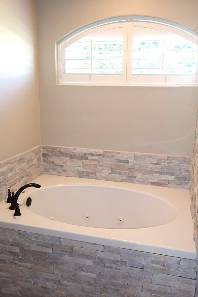 Building Photo - 4 bed, 2 bath pool home in Citrus Park
