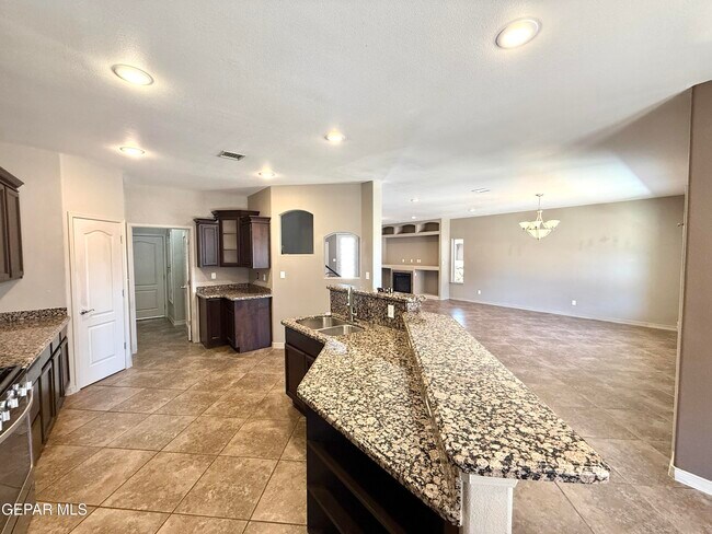 Building Photo - 3712 Coco Palm Dr
