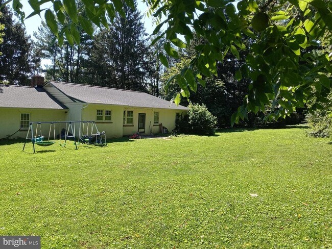 Building Photo - 1069 Wawaset Rd