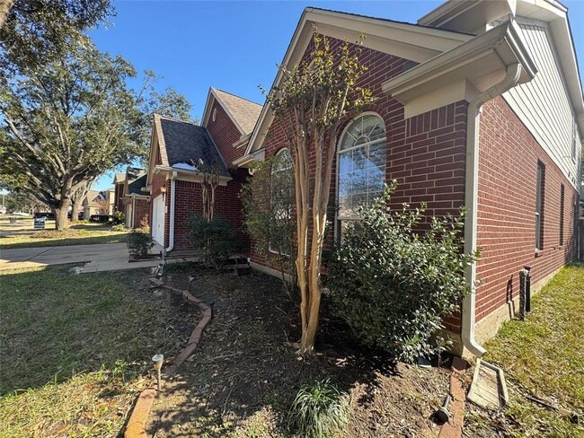 Building Photo - 19043 Country Square Dr