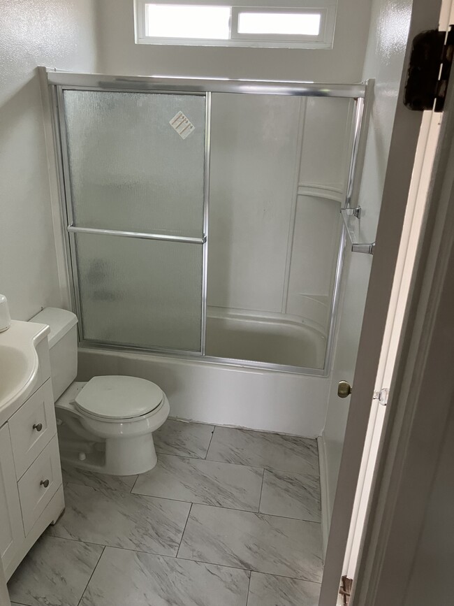 Full Bathroon - 1236 E Broadway