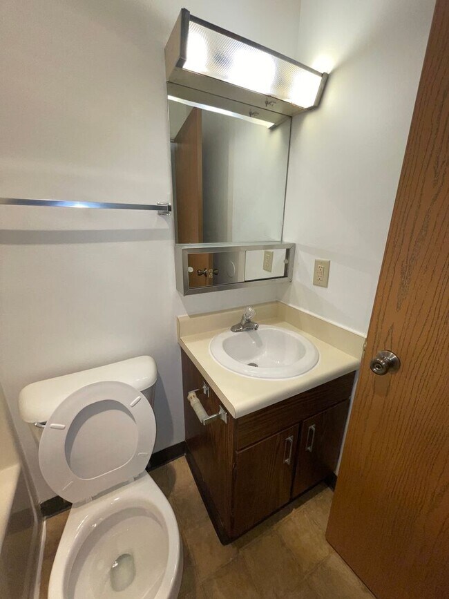Building Photo - Sycamore Greens Apartments - Apply Today.